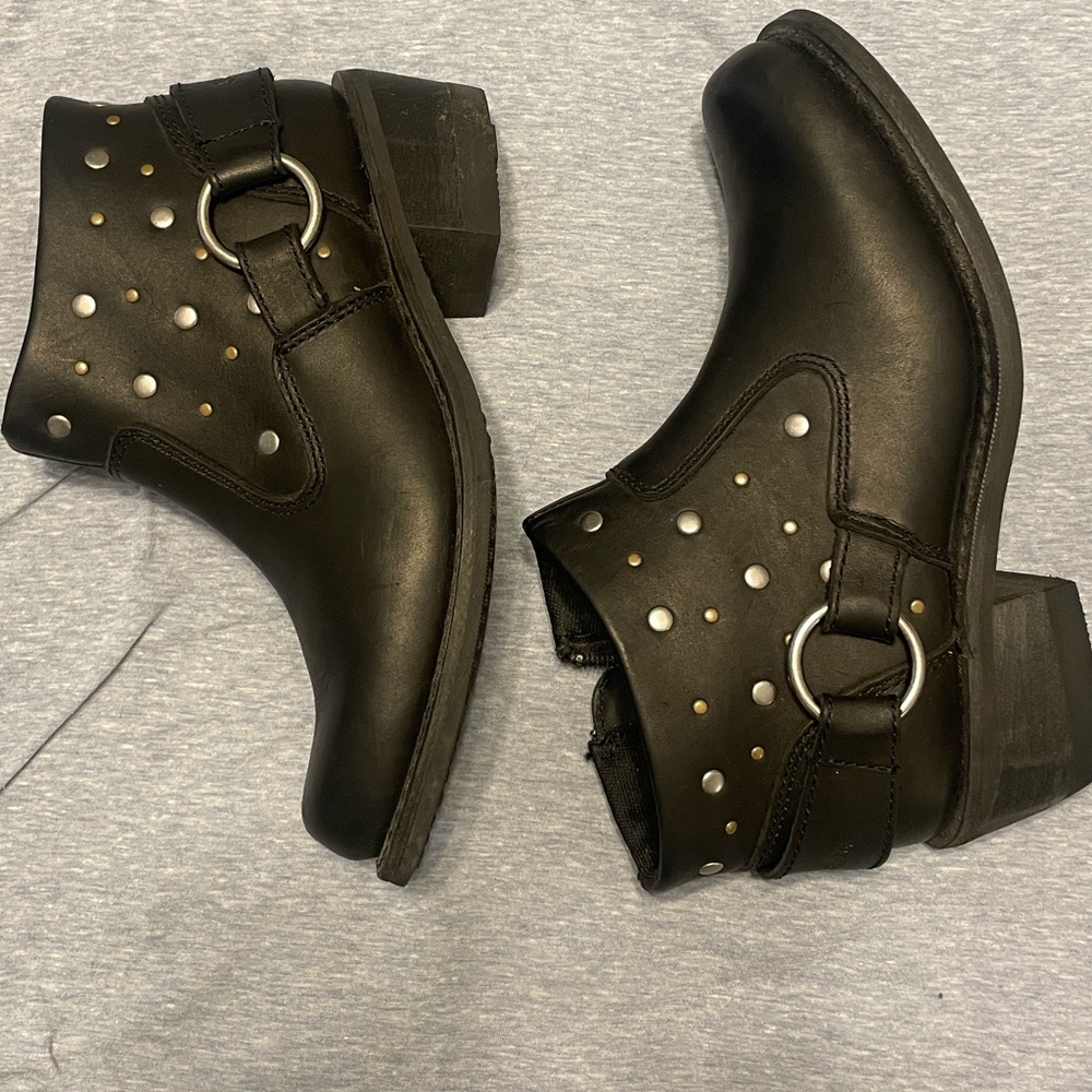 Harley-Davidson Women’s Hayward boot. Studded Blk Leather Ankle Boots w/ Ring